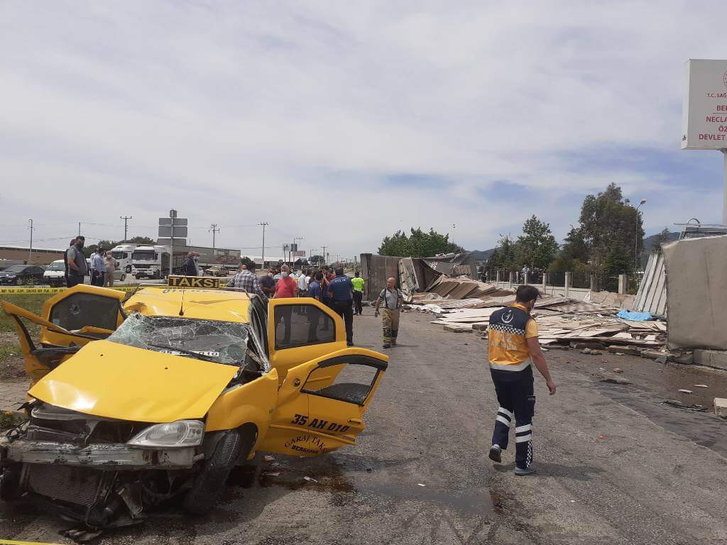 İzmir'de kaldırımda yürürken devrilen tırın altında kalan 2 kişi öldü