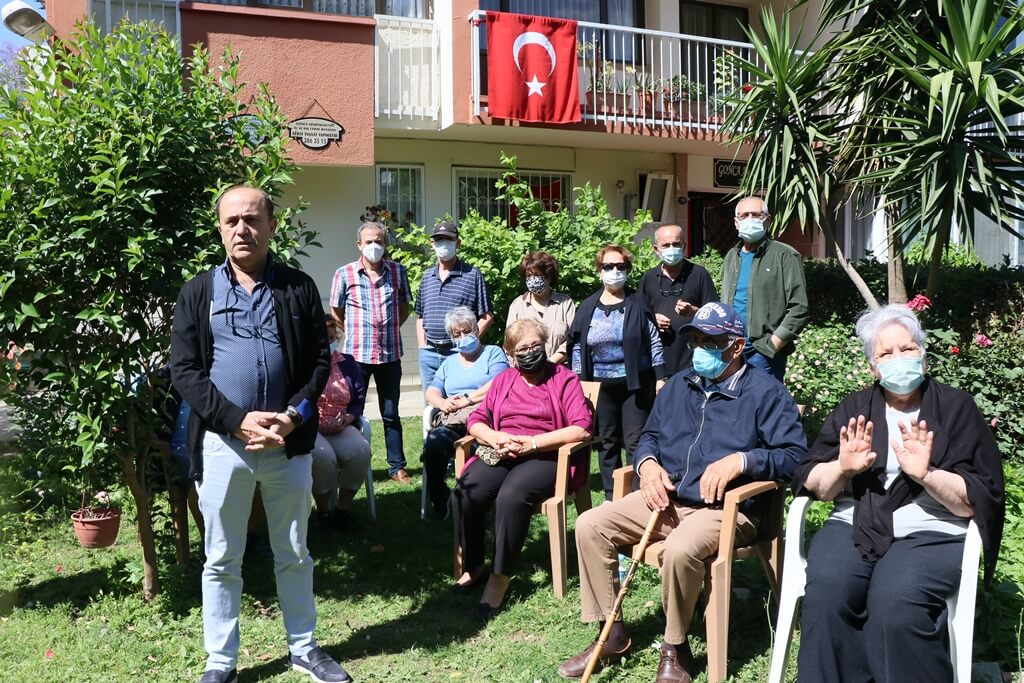 İzmir'de kentsel dönüşüm projelerinin engellendiğini öne süren grup basın açıklaması yaptı