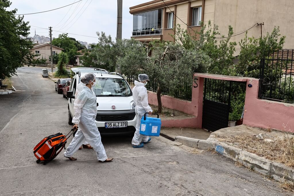 İzmir'de tam bağımlı, orta düzey ve ağır engellilere Kovid-19 aşısı yapılmaya başlandı