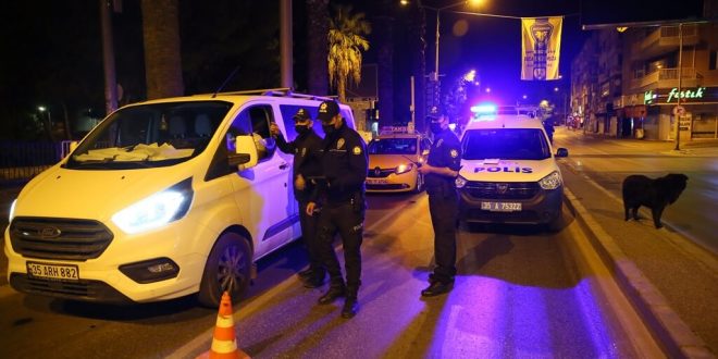 İzmir'de "tam kapanma" süreci denetimlerinde kurallara uymayanlara cezai işlem uygulandı.