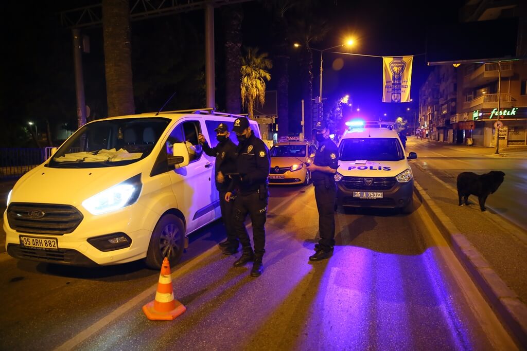 İzmir'de "tam kapanma" süreci denetimlerinde kurallara uymayanlara cezai işlem uygulandı.