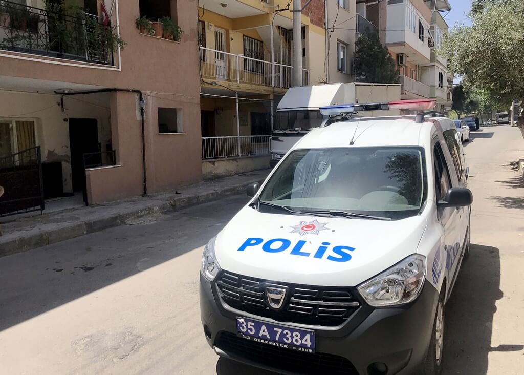 İzmir'in Bayraklı ilçesinde bıçaklı kavgada 1 kişi yaralandı