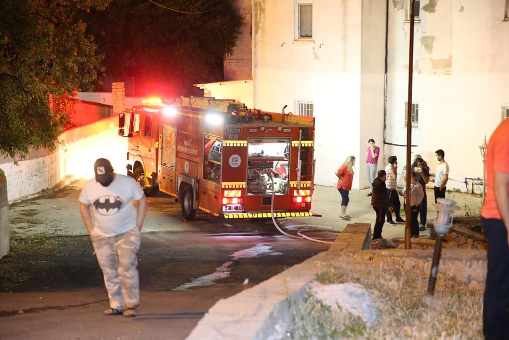 İzmir'in Bornova ilçesinde Vergi dairesinde çıkan yangın söndürüldü.