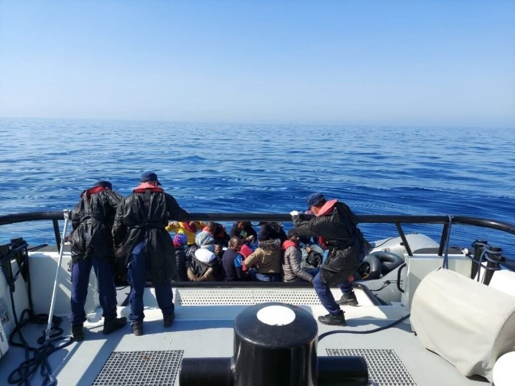 İzmir'in Çeşme ilçesinde açıklarında Türk kara sularına itilen 24 sığınmacı kurtarıldı