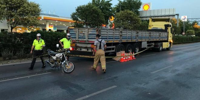 İzmir'in Gaziemir ilçesinde tırla çarpışan motosikletin sürücüsü öldü