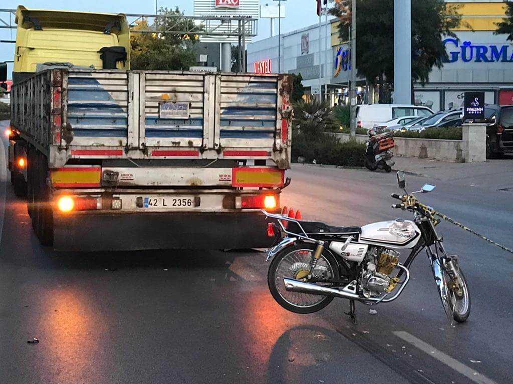 İzmir'in Gaziemir ilçesinde tırla çarpışan motosikletin sürücüsü öldü