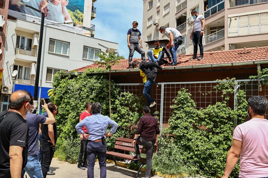 İzmir'in ilçelerinde izinsiz gösteri yapmak isteyen 20 kişi gözaltına alındı.