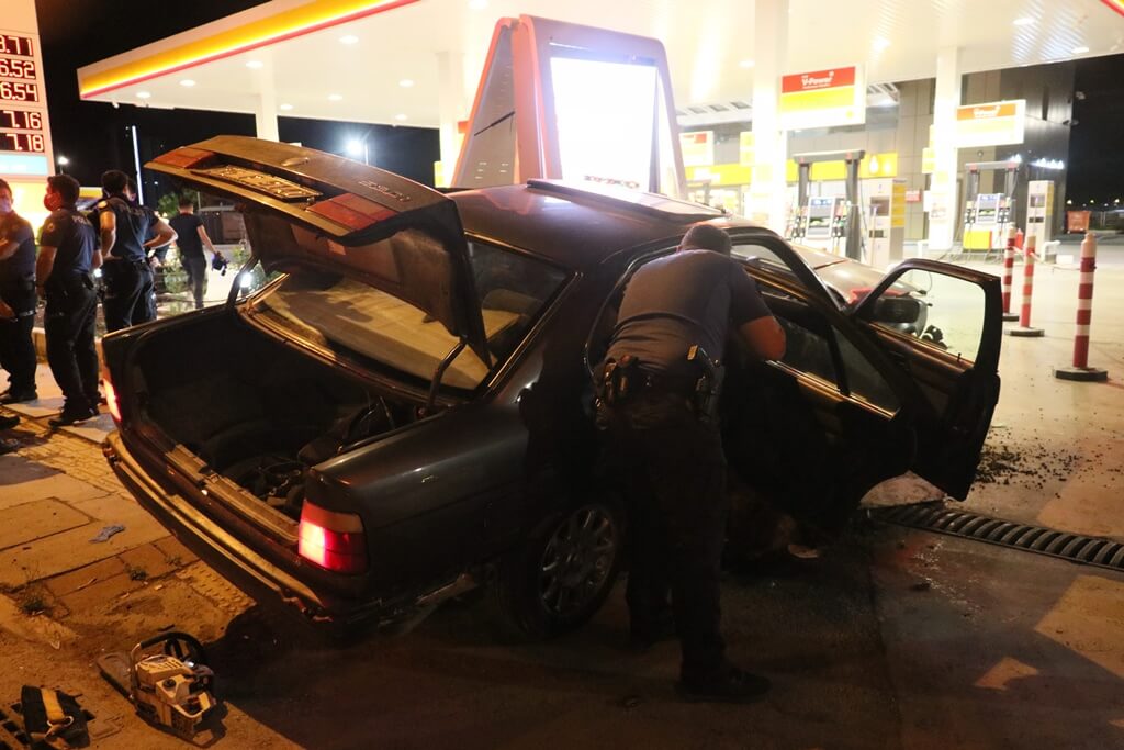 İzmir'in Karabağlar ilçesinde dur ihtarına uymayan otomobil kaza yaptı: 1 polis yaralı