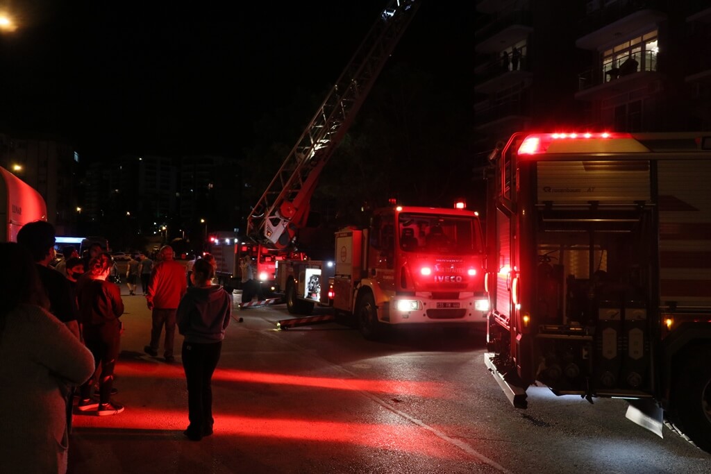 İzmir'in Karşıyaka İlçesinde 16 katlı sitede çıkan yangın söndürüldü