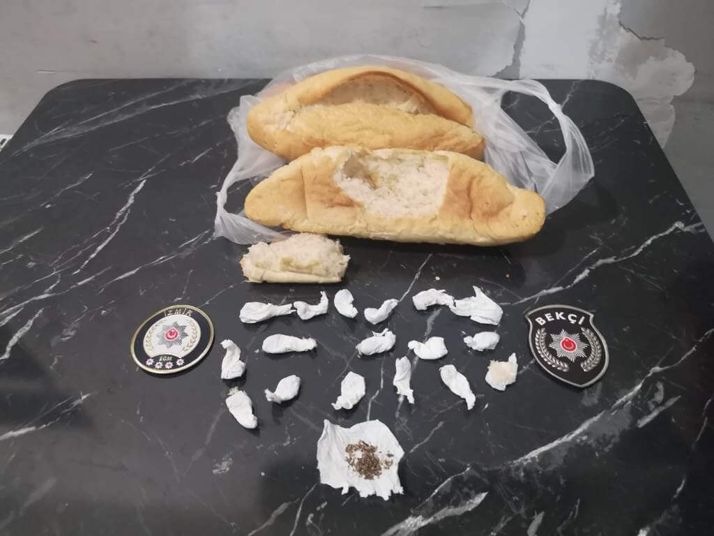 İzmir'in Kemalpaşa ilçesinde ekmek arasına gizlenmiş uyuşturucu ele geçirildi