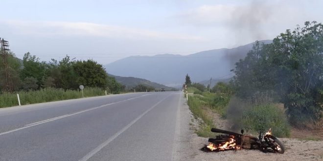 İzmir'in Ödemiş ilçesinde yol kenarında yanar halde bir motosiklet bulundu