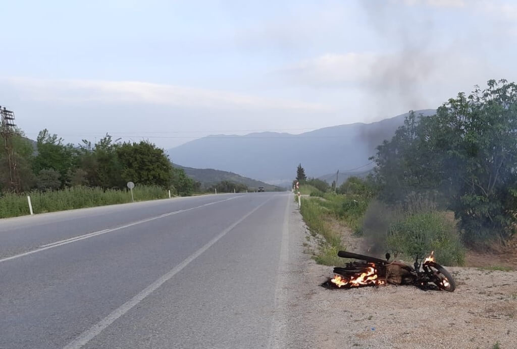 İzmir'in Ödemiş ilçesinde yol kenarında yanar halde bir motosiklet bulundu