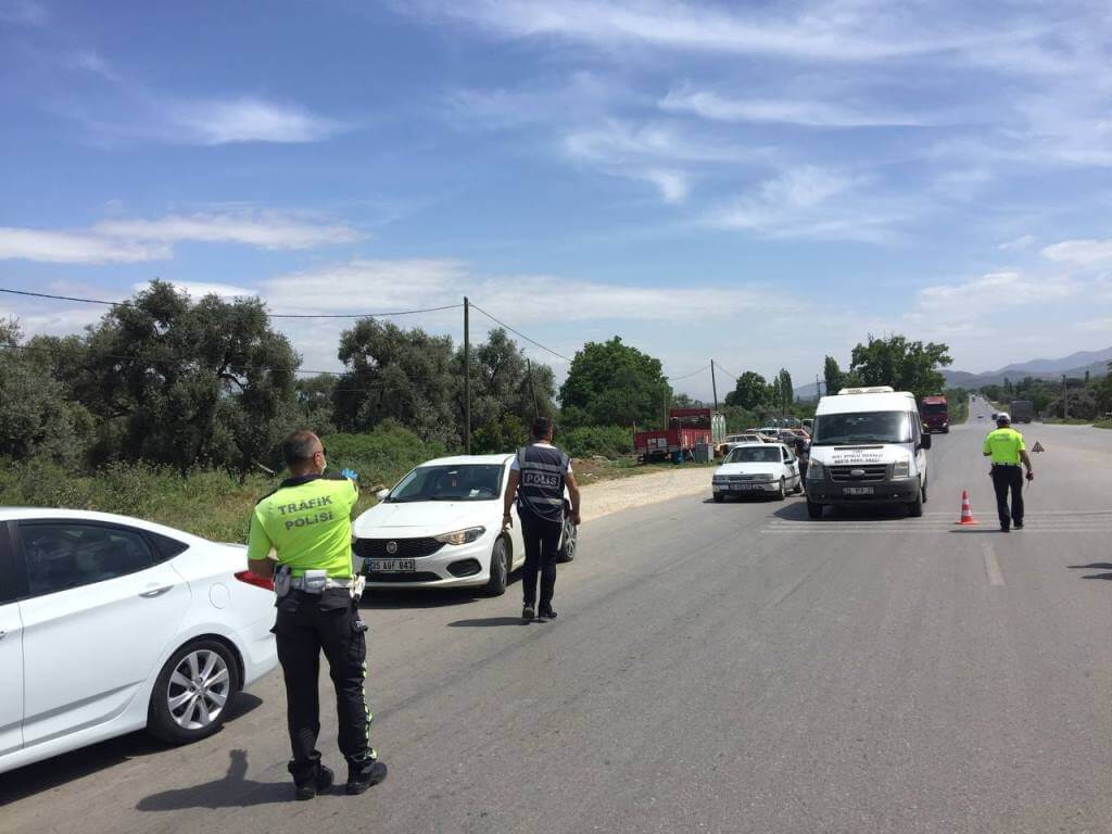 İzmir'in Tire ilçesinde jandarma ekipleri servis sürücü ve işçileri bilgilendirdi