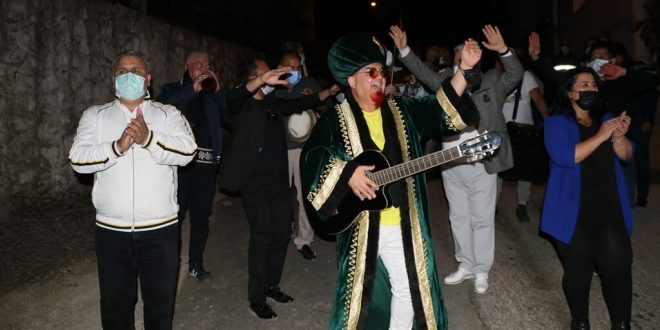 İzmirli vatandaşlar orkestra eşliğinde sahura kaldırdı