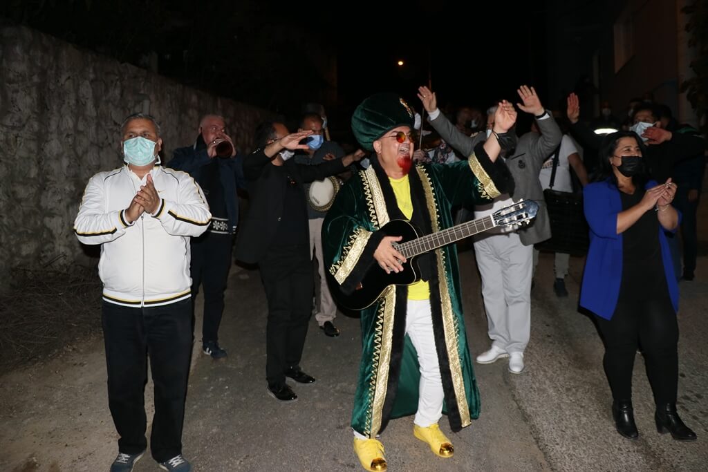 İzmirli vatandaşlar orkestra eşliğinde sahura kaldırdı