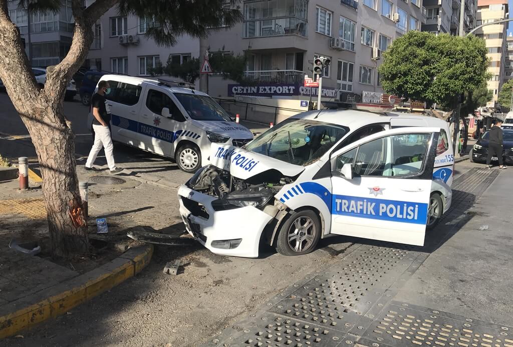 Karabağlar'da hafif ticari aracın çarptığı polis aracındaki iki trafik polisi yaralandı