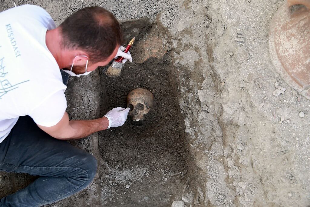 Kuşadası Kadı Kalesi kazılarında insan iskeletleri bulundu