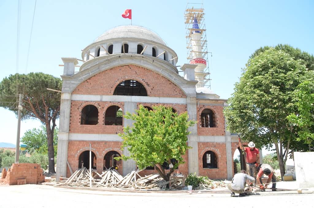 Kuşadası'nda 49 yıl sonra kıblesinin yanlış olduğu anlaşılan caminin yerine yenisi yapılıyor