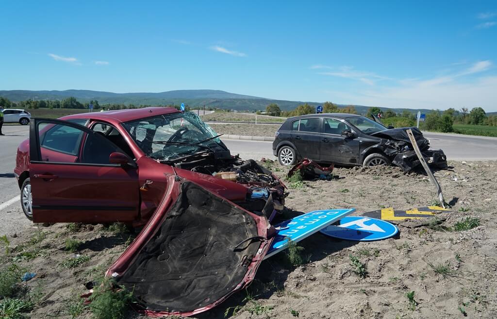 Kütahya'da çarpışan iki otomobilden birinin sürücüsü hayatını kaybetti