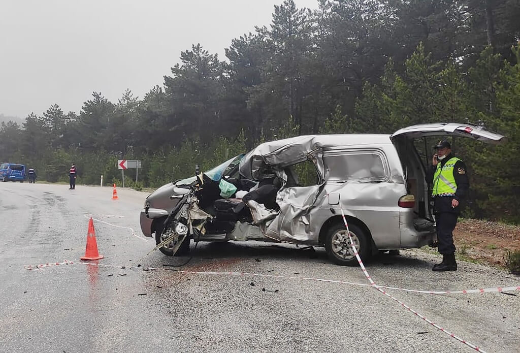 Kütahya'da hafif ticari araç tıra çarptı: 1 ölü, 1 yaralı