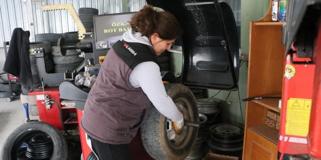 Lastikçiliğe başlayan İzmirli kadın, işinde aranan isim haline geldi