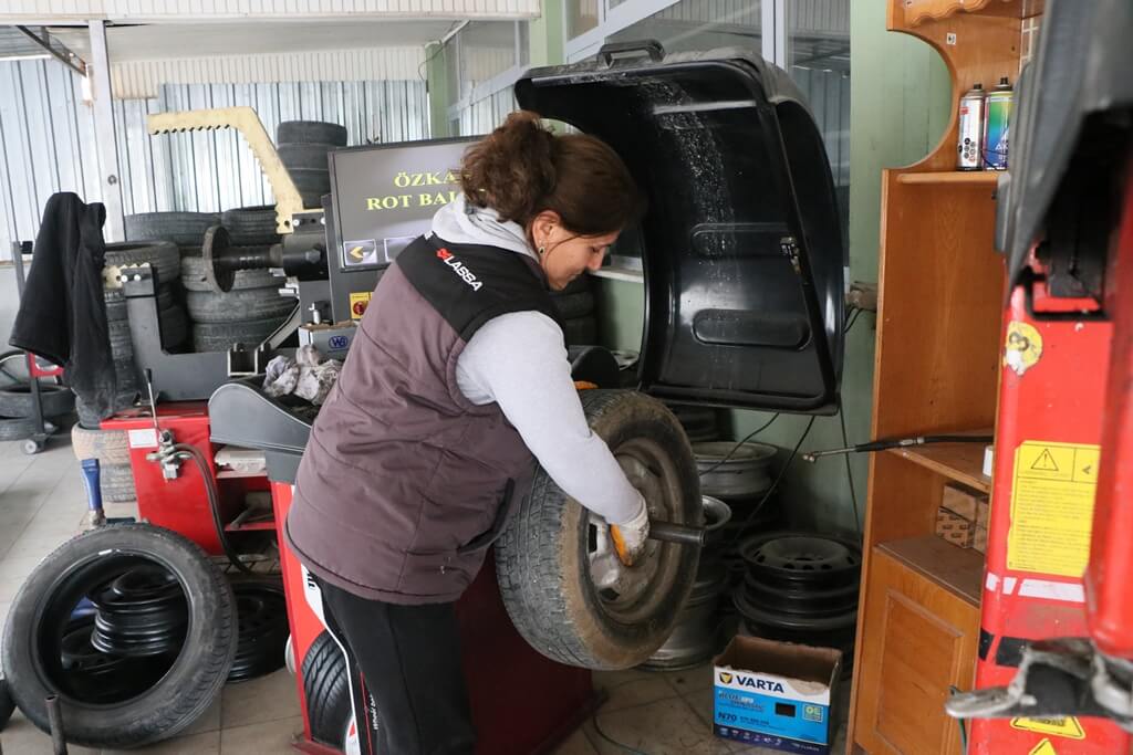 Lastikçiliğe başlayan İzmirli kadın, işinde aranan isim haline geldi