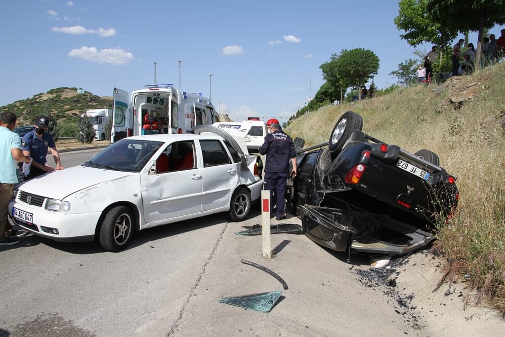 Manisa'da 3 aracın karıştığı trafik kazasında 1'i çocuk 3 kişi yaralandı