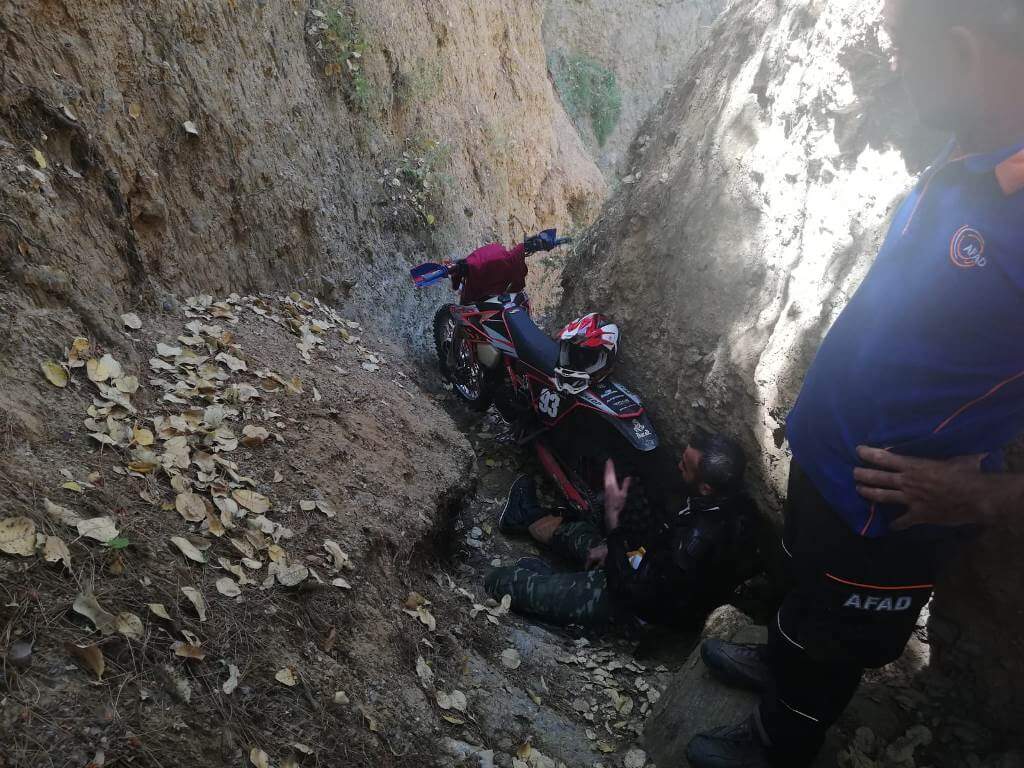 Manisa'da arazi motosikletiyle kuru dere yatağına düşen sürücüyü, AFAD ekibi kurtardı