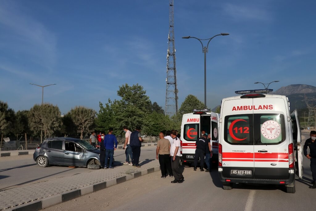 Manisa'da devrilen otomobildeki 5 kişi yaralandı