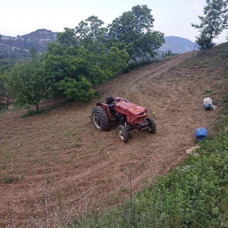 Manisa'da devrilen traktörün sürücüsü ağır yaralandı