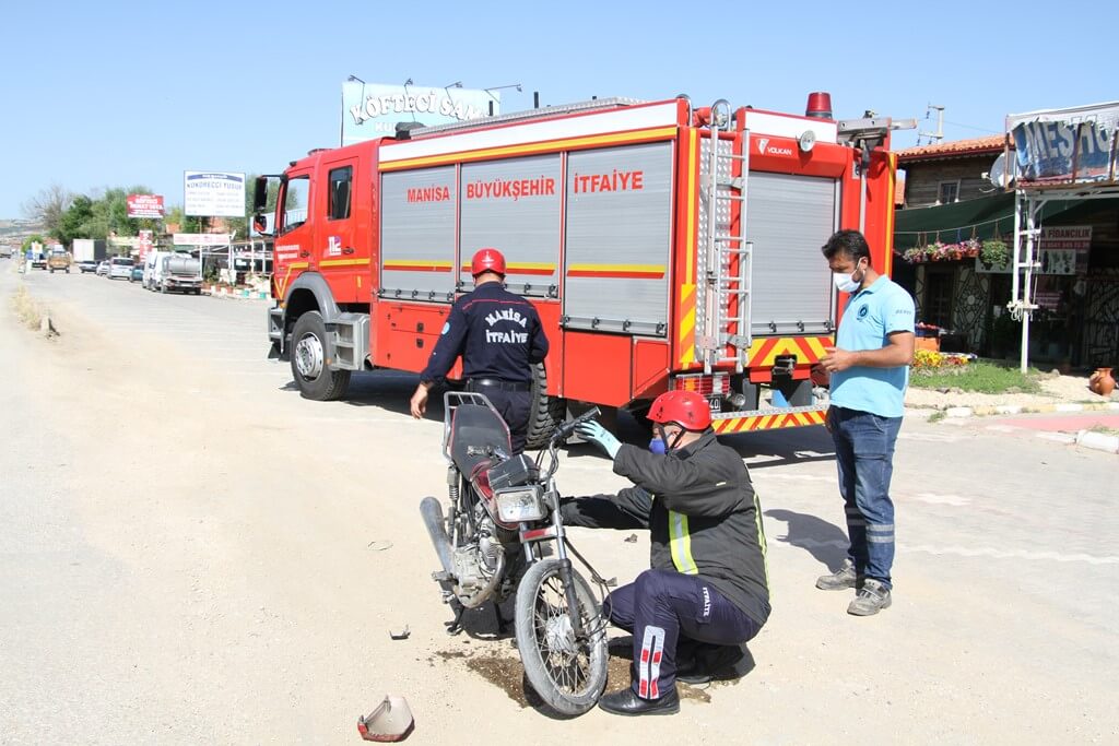 Manisa'da hafif ticari araçla çarpışan motosikletin sürücüsü yaralandı