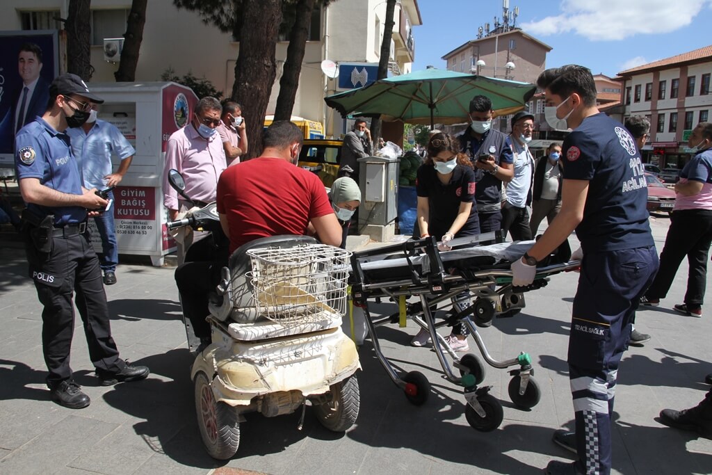 Manisa'da minibüsün çarptığı akülü tekerlekli sandalyedeki bedensel engelli yaralandı