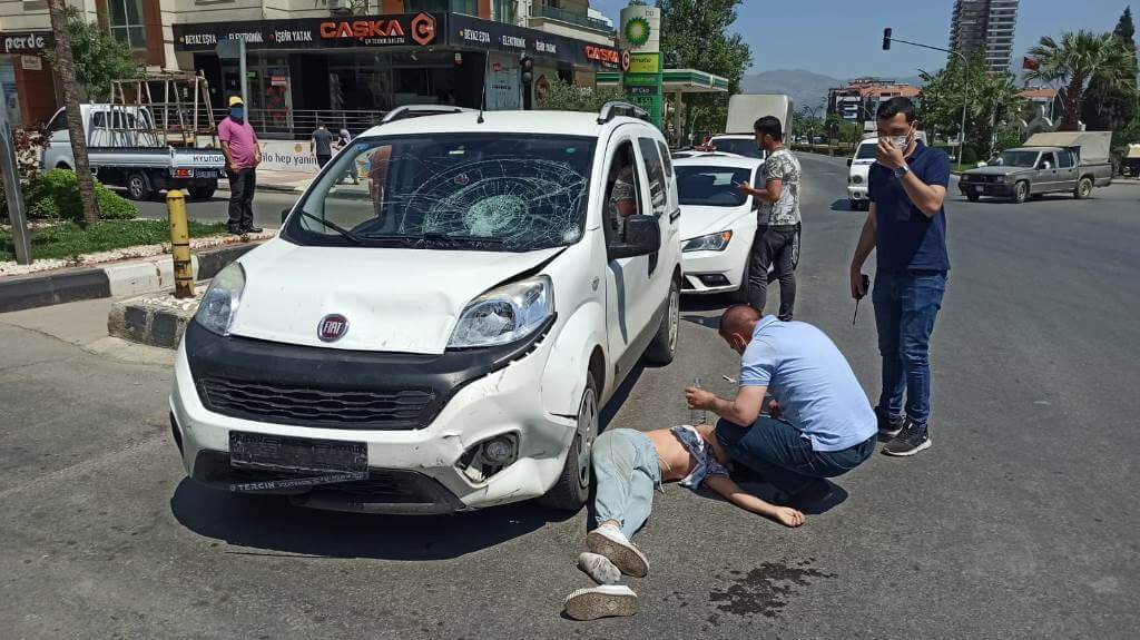 Manisa'da otomobil, elektrikli bisikletle çarpıştı: 2 yaralı