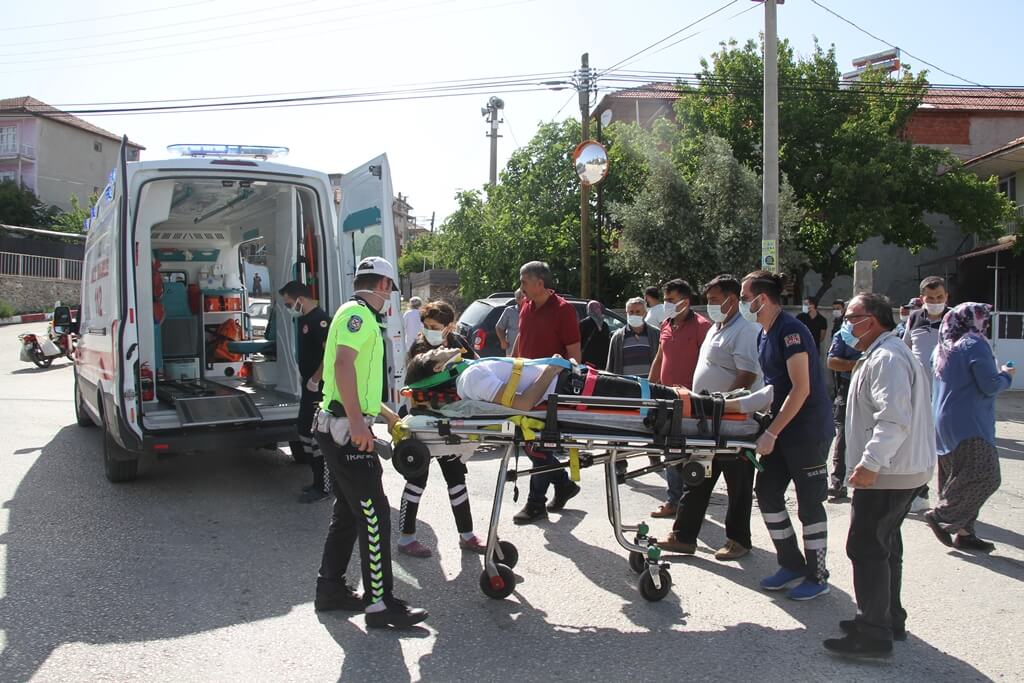 Manisa'da otomobille çarpışan motosikletin sürücüsü yaralandı