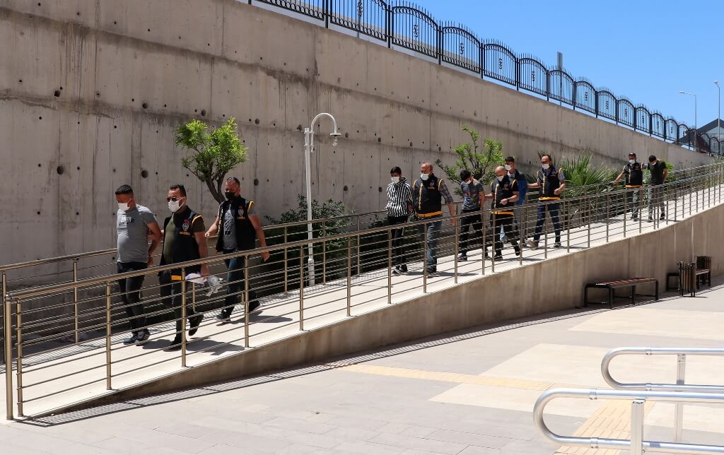 Manisa'da sokağa çıkma kısıtlamasında bekçilere saldırdığı iddiasıyla 9 kişi yakalandı