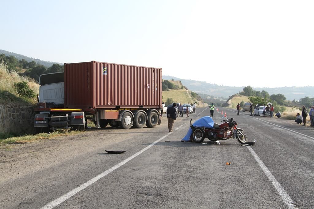 Manisa'da tırla çarpışan motosikletin sürücüsü öldü