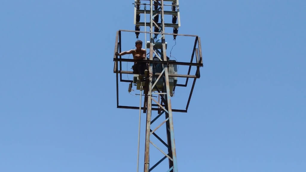 Manisa'da trafo üzerinde çalışan işçi elektrik akımına kapılarak ağır yaralandı