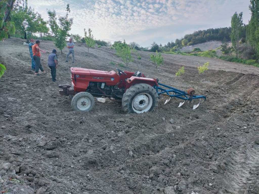 Manisa'da traktör devrildi sürücüsü yaralandı