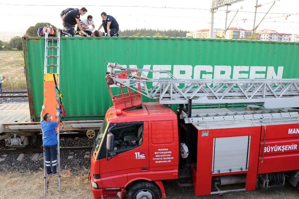 Manisa'da tren hattında elektrik akımına kapılan çocuk yaralandı