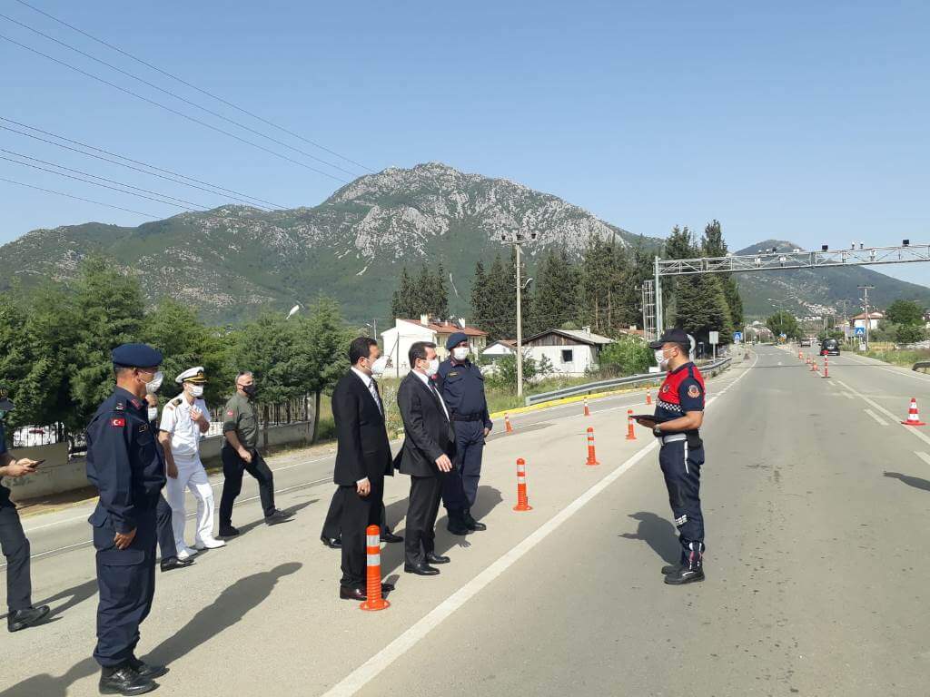 Muğla Valisi Orhan Tavlı, Fethiye'de uygulama noktalarındaki tedbirleri denetledi