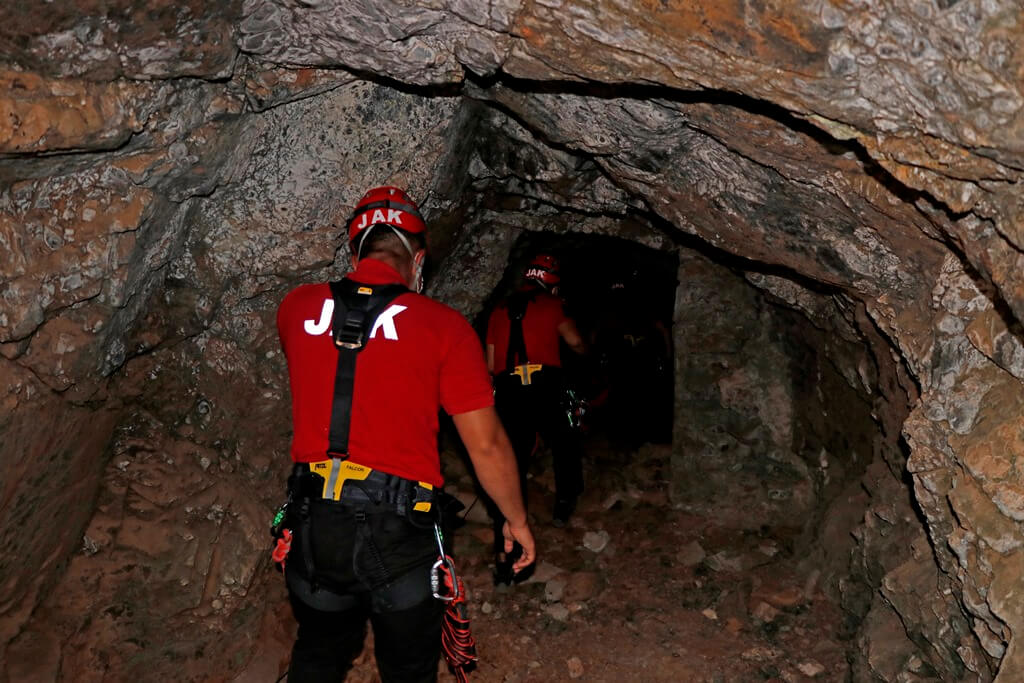 Muğla'da atıl durumdaki maden ocağında bulunan kuyuya düşen genç kurtarıldı