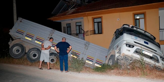 Muğla'da el freninin boşaldığı öne sürülen tır, apartmana çarptı