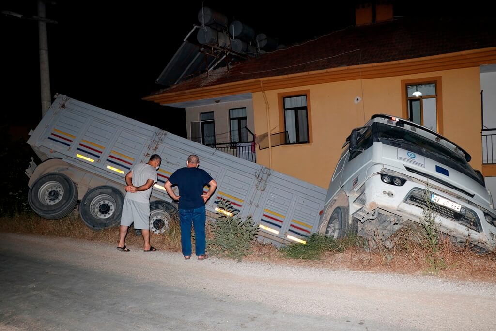 Muğla'da el freninin boşaldığı öne sürülen tır, apartmana çarptı