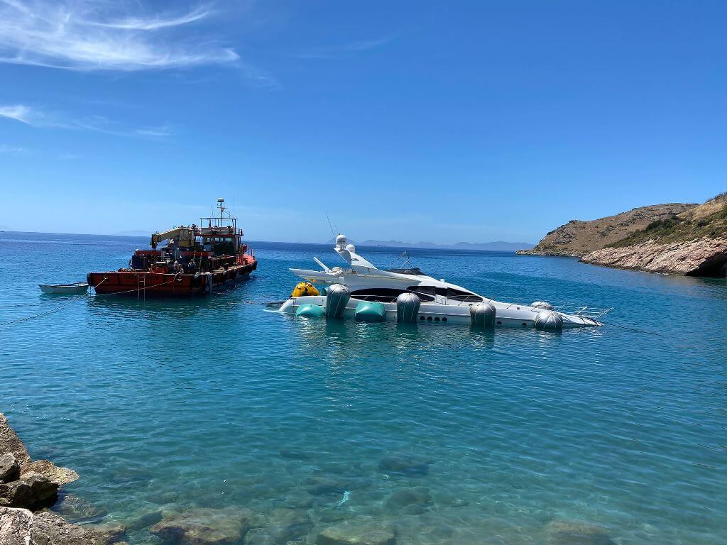 Muğla'da karaya oturan lüks yat çıkartıldı