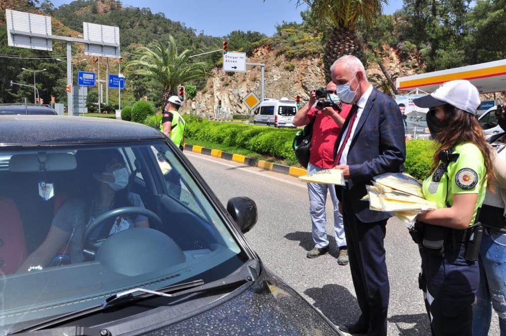 Muğla'nın Marmaris ilçesinde Kovid 19 tedbirlerini ihlal eden otobüs firmasına ve bazı yolculara para cezası