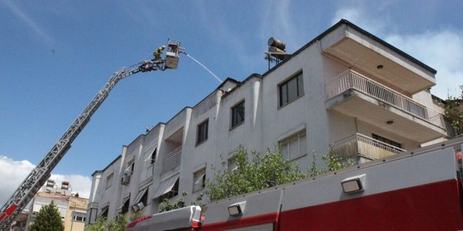 Ödemiş'te bir apartmanın çatısında çıkan yangın söndürüldü