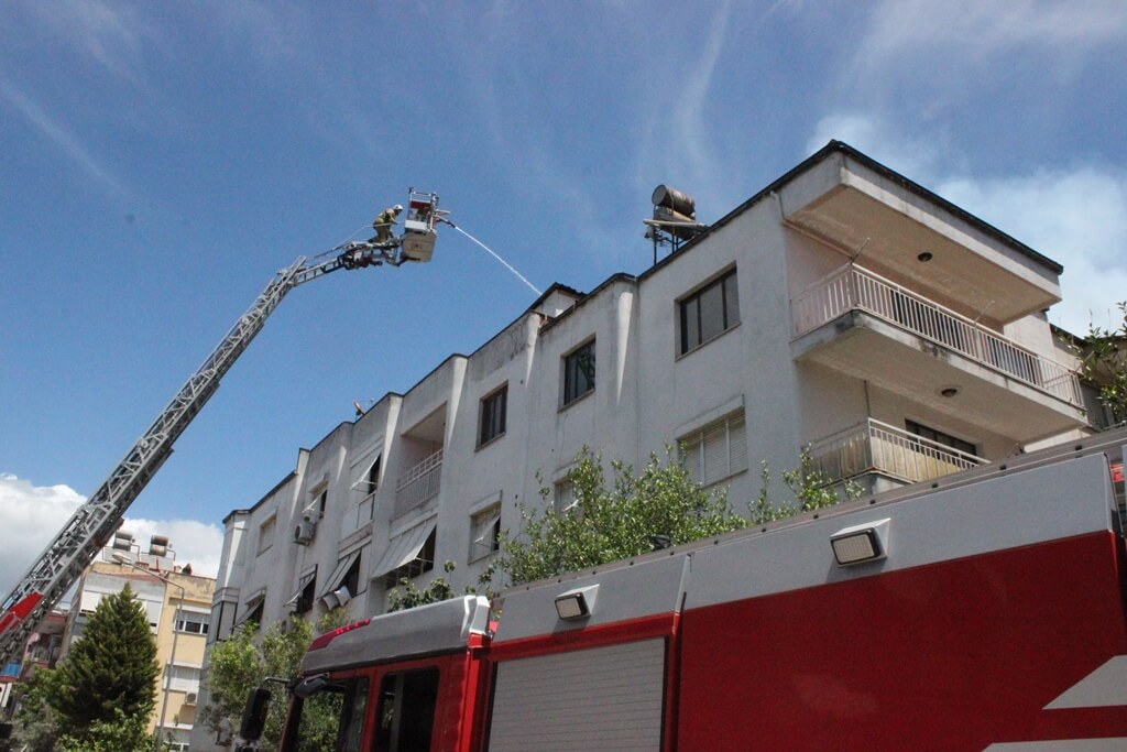 Ödemiş'te bir apartmanın çatısında çıkan yangın söndürüldü