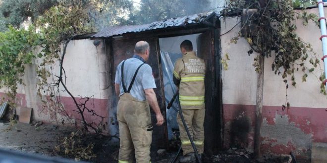 Ödemiş'te müstakil evde çıkan yangında bir ev kullanılamaz hale geldi