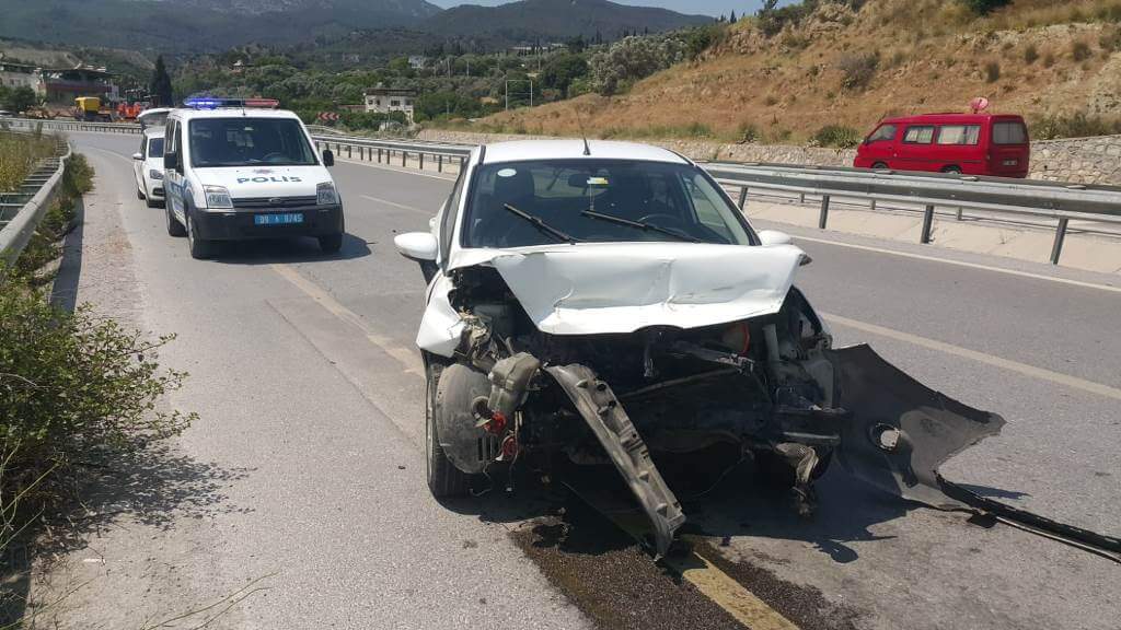 Söke'de bariyerlere çarpan otomobilin sürücüsü yaralandı