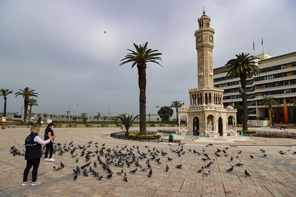 Tam kapanma döneminde İzmir'de sokak hayvanlarına yaklaşık 110 ton mama bırakıldı.